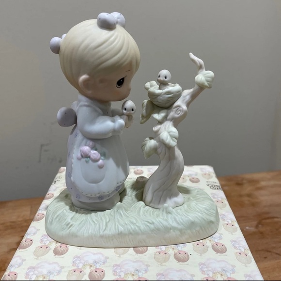 His Eye Is On The Sparrow- Figurine - Picture 2 of 9